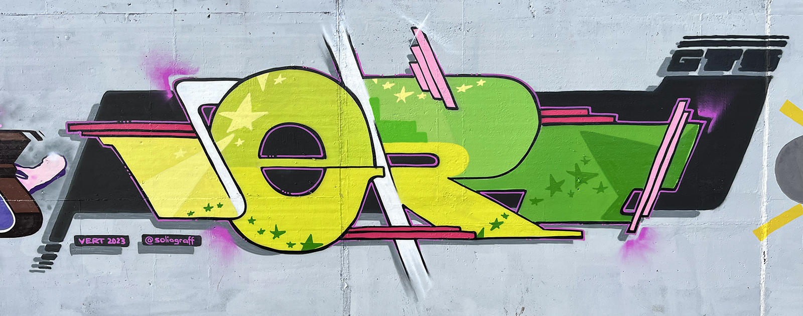 Schriftzug VERT in grün-gelb auf grauem Hintergrund