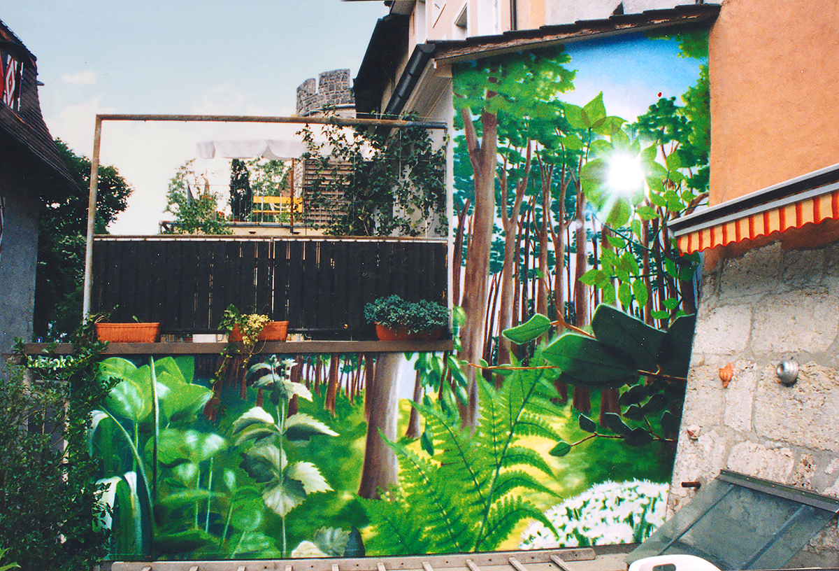 Grüne Bäume und Pflanzen an eine Wand gemalt auf einer Dachterrasse