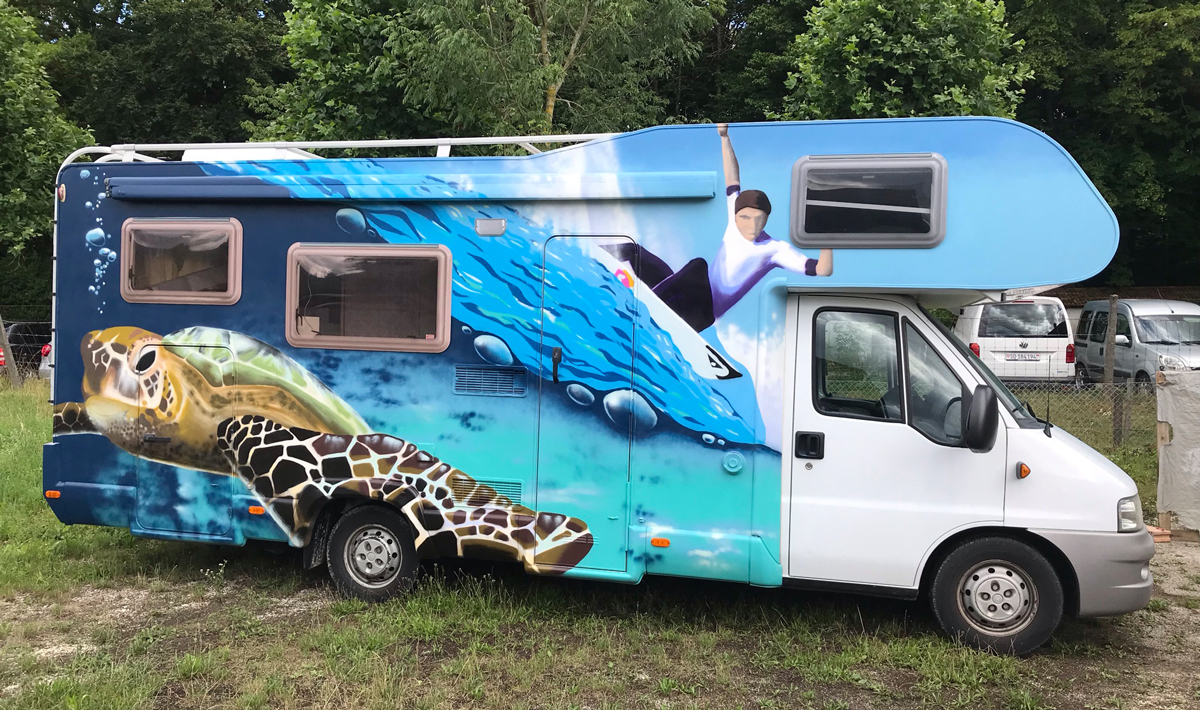 Wohnmobil mit Graffitimotiv Surfer und Turtle