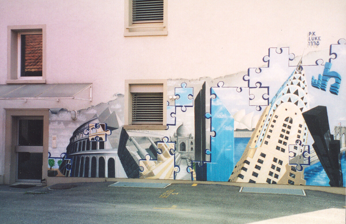Ein Puzzle auf einer Wand aus architektonisch wichtigen Bauten, unter anderem mit dem Chrysler Building und dem Kolosseum von Rom