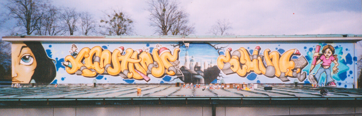 Schriftzug Kantonsschule mit Characters auf der Seite und der Altstadt von Solothurn in der Mitte