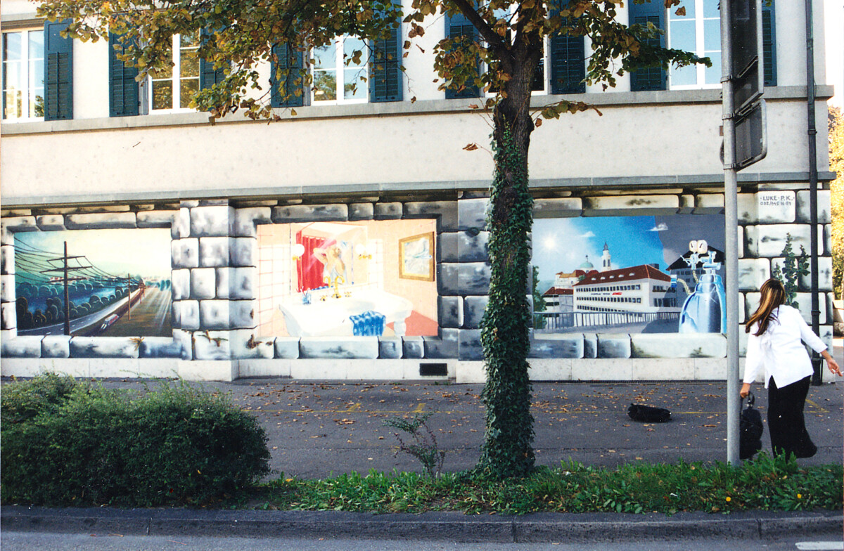 Stromleitungen einer Zugstrecke, Badezimmer und Gasflasche auf einer nachgemalten alten Stadtmauer