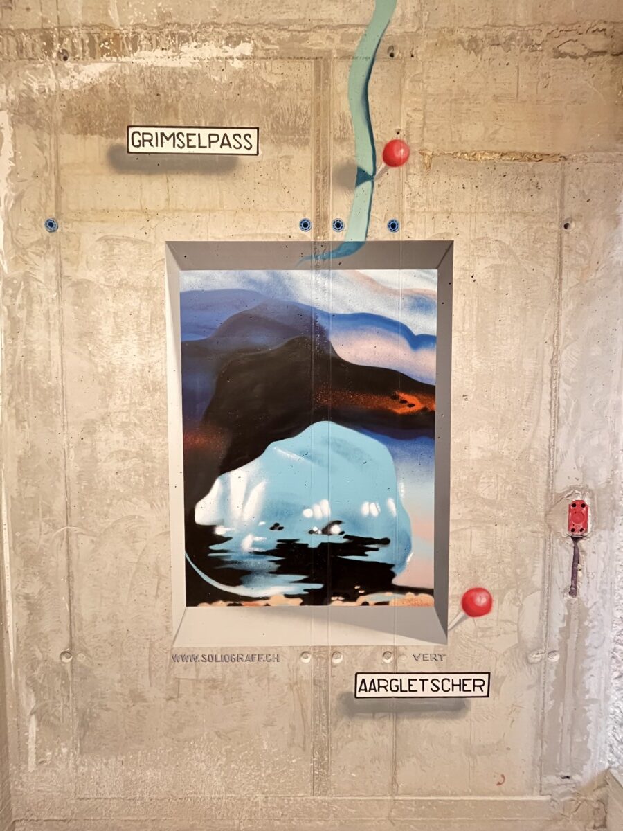 Aargletscher auf einer Wand aus Sichtbeton
