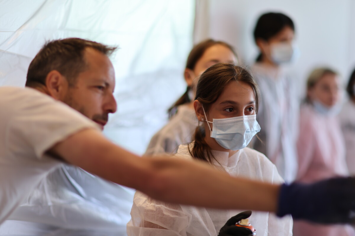 Mädchen an einem Graffiti-Workshop
