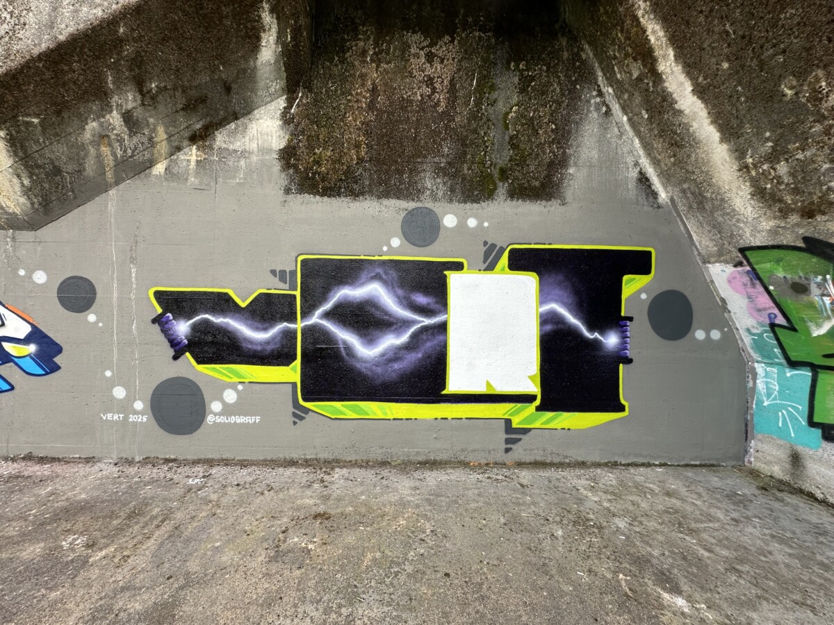 Schriftzug VERT in dunkelviolett mit hellgrünen Outlines